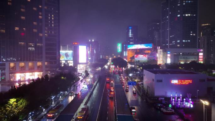 航拍雨雾中的广州天河路车流灯光