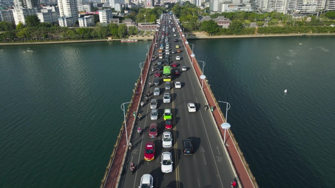 城市上下班道路车流