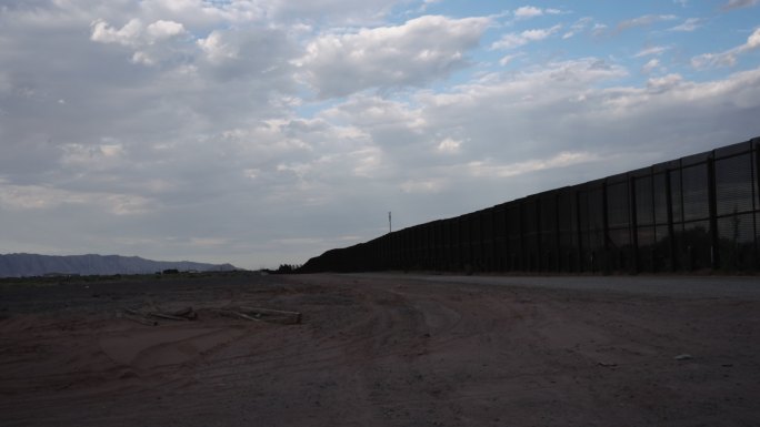美国和墨西哥在阿纳普拉港奇瓦瓦和新墨西哥州桑兰公园圣特蕾莎过境点附近的边境墙