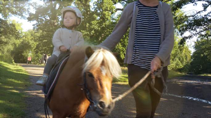 妈妈和女儿骑着小马