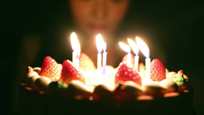 年轻女性生日时用蛋糕许愿