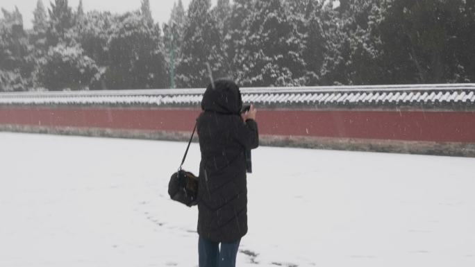 【原创】大雪中的天坛公园圜丘拍雪景的游客