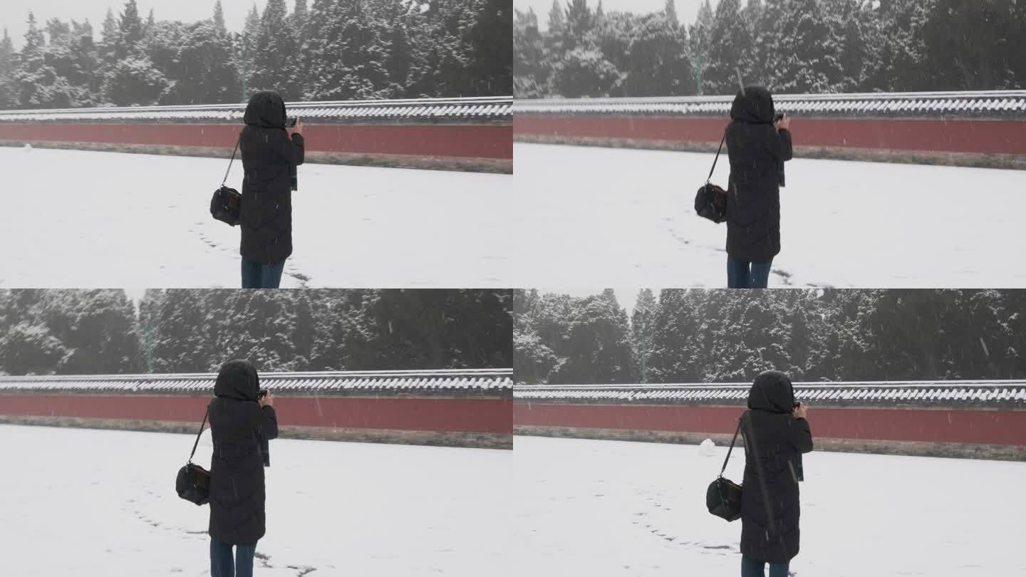 【原创】大雪中的天坛公园圜丘拍雪景的游客