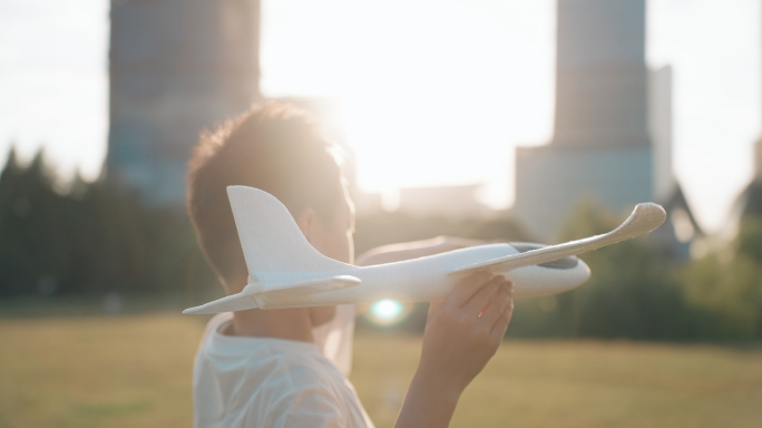 【逆光】放飞梦想 少年青春纸飞机