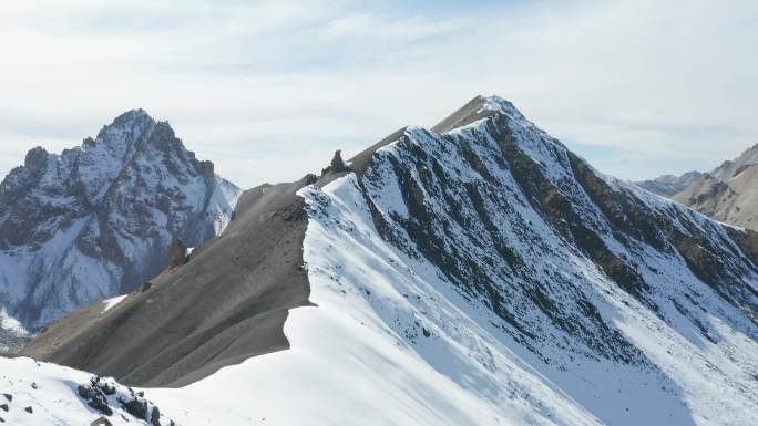 独库公路上的雪山