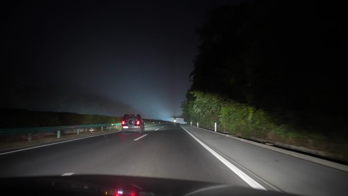 汽车夜间高速公路行驶
