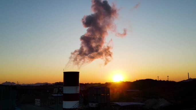 城市发展污染空气大烟囱浓烟废气排放化肥厂