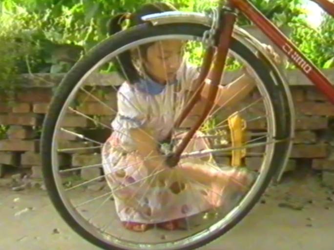 八九十年代擦自行车素材