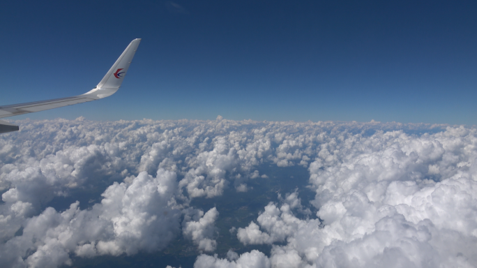 飞机穿梭云层间 机窗外的云海景象