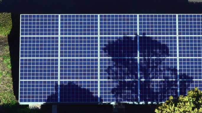 太阳能电池板太阳能电池板屋顶整齐排列