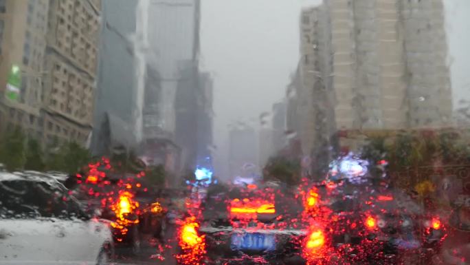 雨打车窗街巷雨中雨滴各种美丽光影行车车流