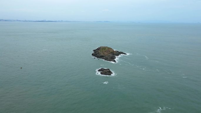 航拍青岛灵山岛海岛海浪礁石