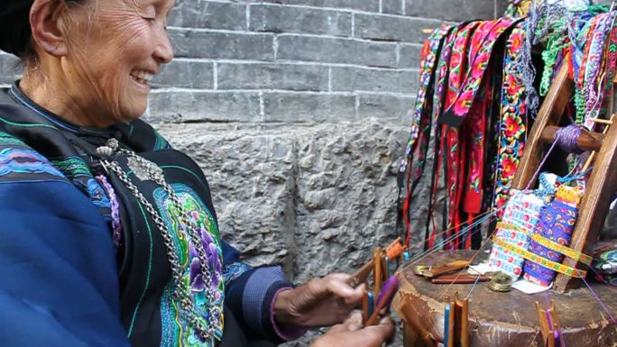 苗族老太太传统编织，中等镜头