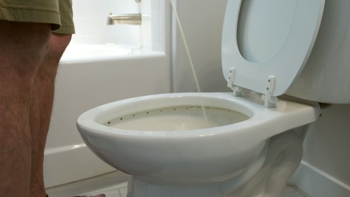 使用中的家庭浴室男人撒尿尿频尿急尿不尽生