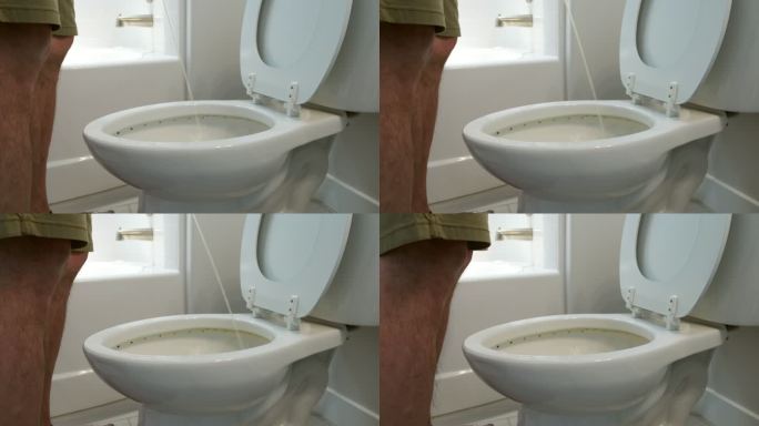 使用中的家庭浴室男人撒尿尿频尿急尿不尽生