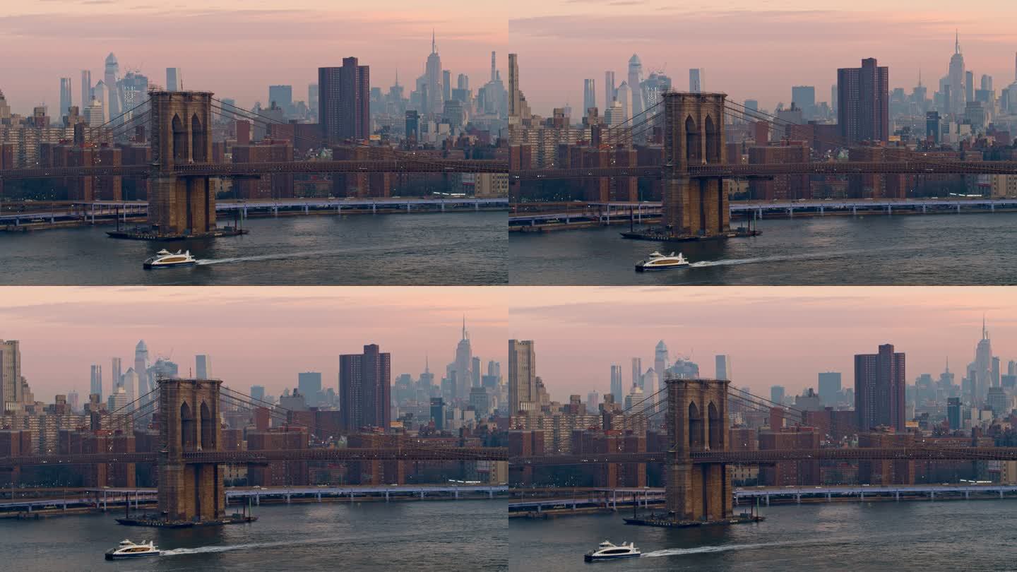 清晨黎明时分，从布鲁克林大桥下经过的渡轮上鸟瞰远景，背景是曼哈顿天际线的远景。无人机视频与摇摄相机运