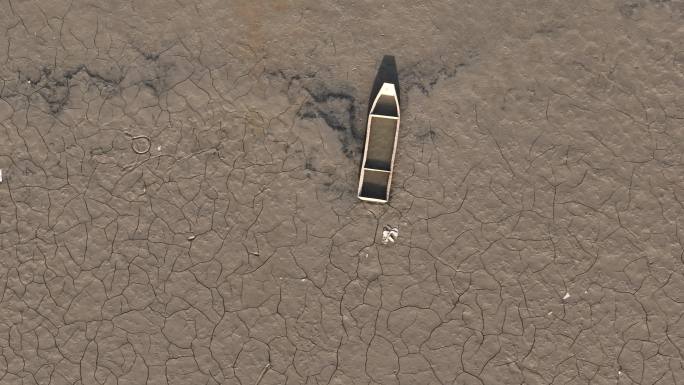 干旱枯水期河道湖底水库废弃小船木船