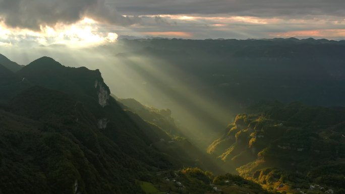 航拍山川峡谷丁达尔效应