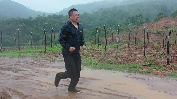 男人在风雨泥泞中奔跑