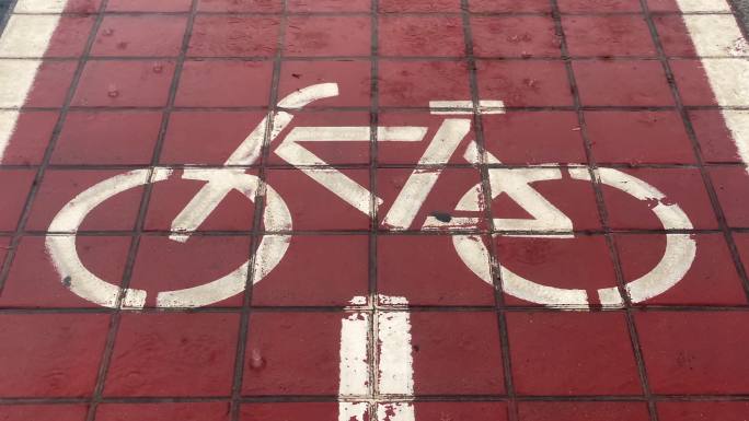 雨滴落在自行车道上