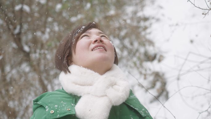 在雪中玩耍的女人微笑下雪好心情