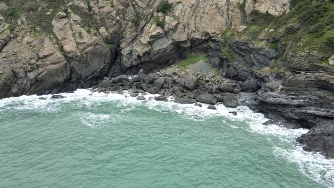 航拍青岛灵山岛海岛海浪礁石