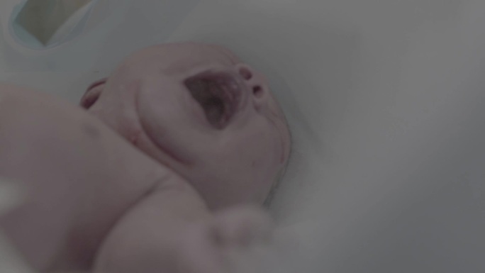 刚出生还在啼哭初生的婴儿