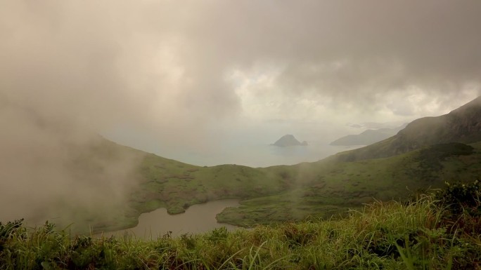 草场浓雾海岛