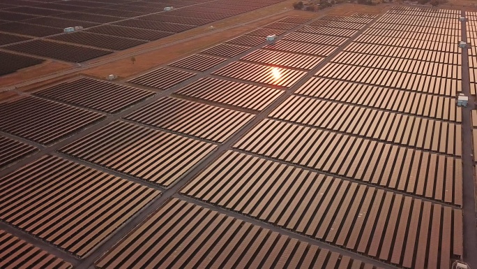 太阳能替代能源太阳能电池板农场航拍图