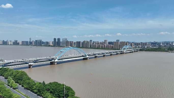 杭州地标钱塘江复兴大桥好天气