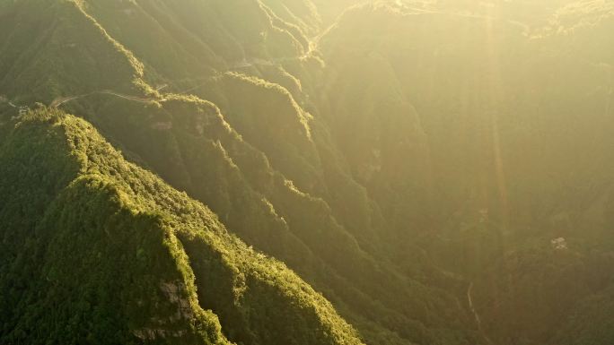 航拍山川峡谷丁达尔效应