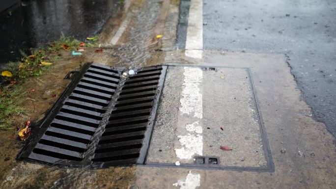 雨后的城市下水道。