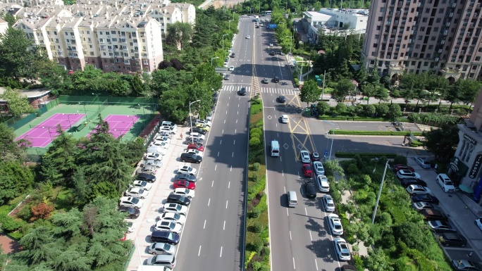 救护车飞奔在城市道路