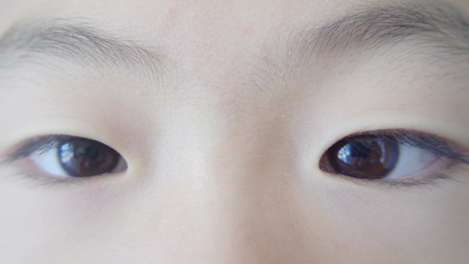 实拍儿童眼睛瞳孔特写4k视频素材可商用