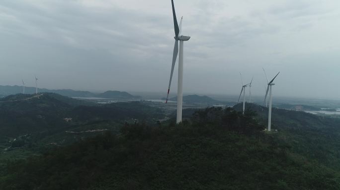 4K航拍山区风景大风车