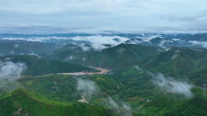 大山里的洛河河道群山山顶云海