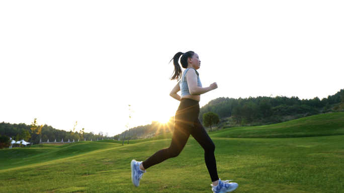 女青年阳光草地奔跑户外新鲜空气运动健康