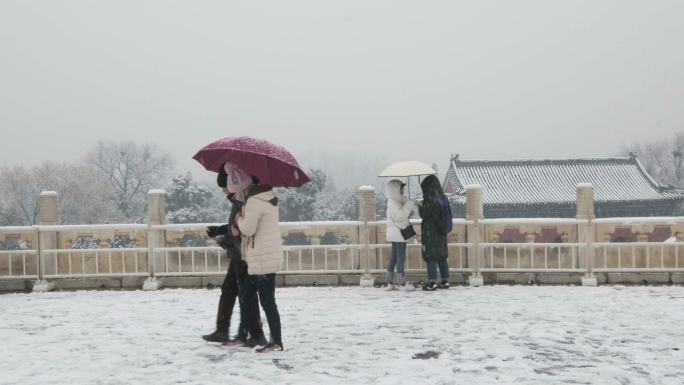 【原创】大雪中的天坛公园祈年殿经过的游客