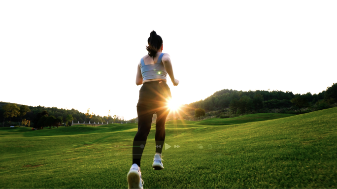 女孩阳光草地跑步运动锻炼健康活力快乐生活