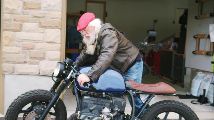 骑摩托车的老人白发老人机车