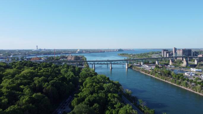 蒙特利尔市中心城市景观鸟瞰图和夏日日落时的圣劳伦斯河