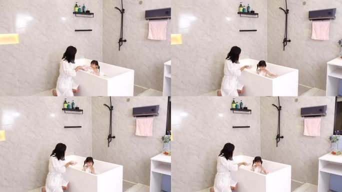 妈妈母亲帮女儿浴缸洗澡玩耍吹泡泡亲子游戏