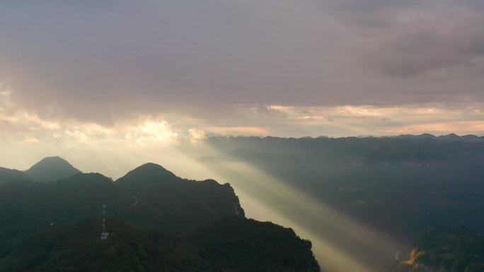 航拍山川峡谷丁达尔效应