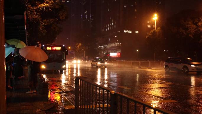 深圳城市交通雨天等公交车上下乘客