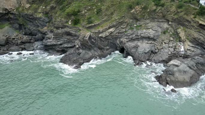 航拍青岛灵山岛海岛海浪礁石