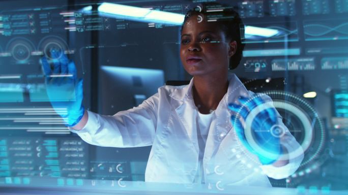 一位年轻的女科学家在现代实验室里戴着手套用手触摸数字网络接口