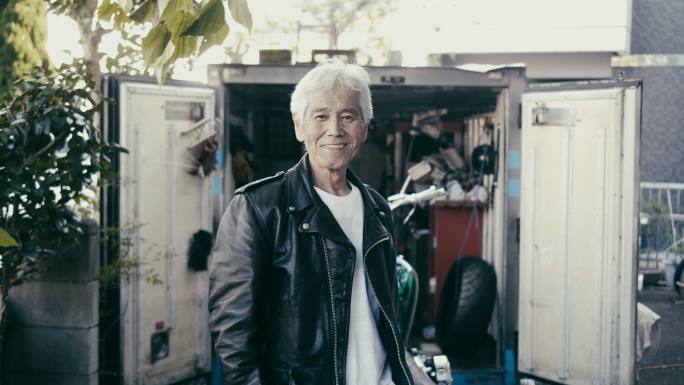 一位日本资深摩托车手的肖像