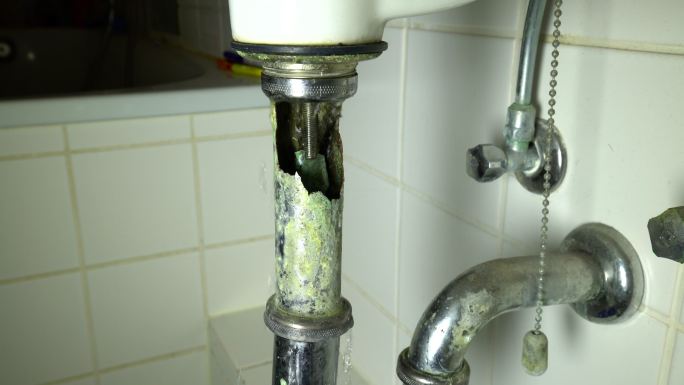 浴室管道破裂，排水管滴水