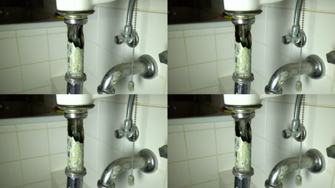 浴室管道破裂，排水管滴水