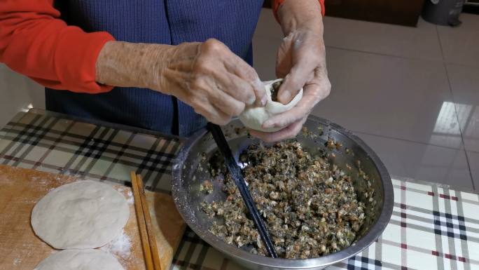 中国老人在家做肉夹馍的视频